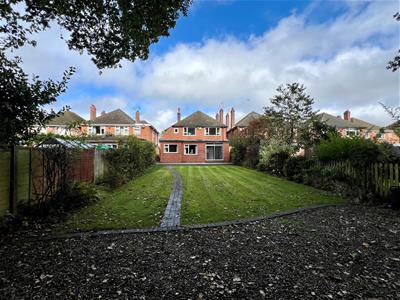 DELIGHTFUL REAR GARDEN